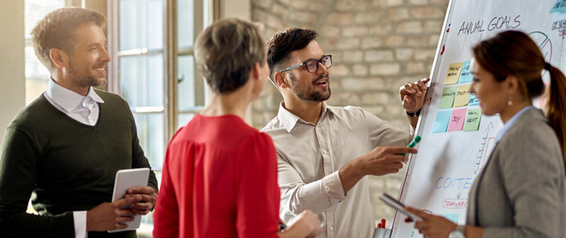 Elaborar e executar Plano Anual de Marketing e Vendas.