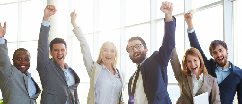 Terceirizar a área de marketing e o departamento comercial da empresa.